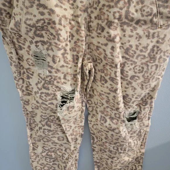 Style Rack Leopard Cropped Overalls Medium - Picture 7 of 9
